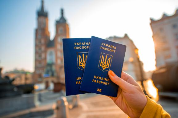 Завдяки отриманню безвізового доступу до країн Шенгенської зони Україна посіла перше місце в рейтингу паспортів серед країн СНД і 44-е у світі з 200 проаналізованих країн.

