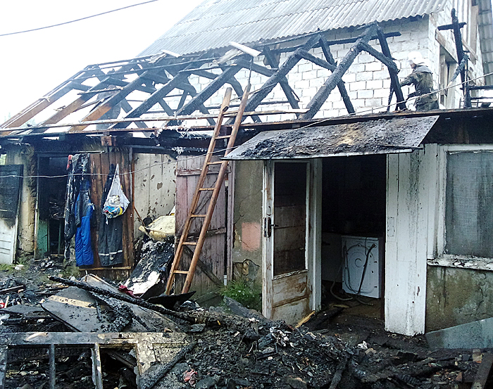 6 октября в городе Иршава по улице Федорова произошел пожар, в которую случайно заметил прохожий. Ориентировочный прямой ущерб от пожара оценивают в 70 тысяч гривен.