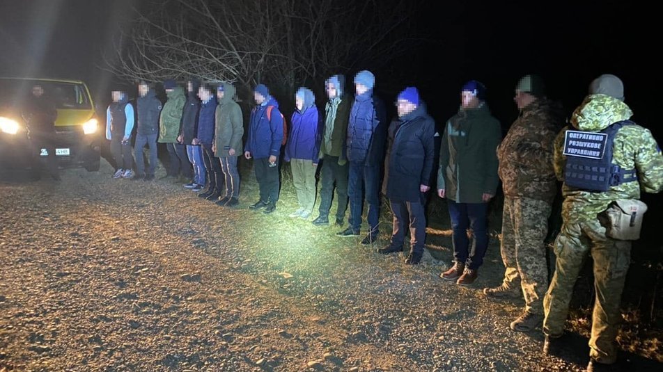 Судитимуть жителя Тячівського району, якого підозрюють у сприянні в незаконному перетині кордону 12 чоловікам. 