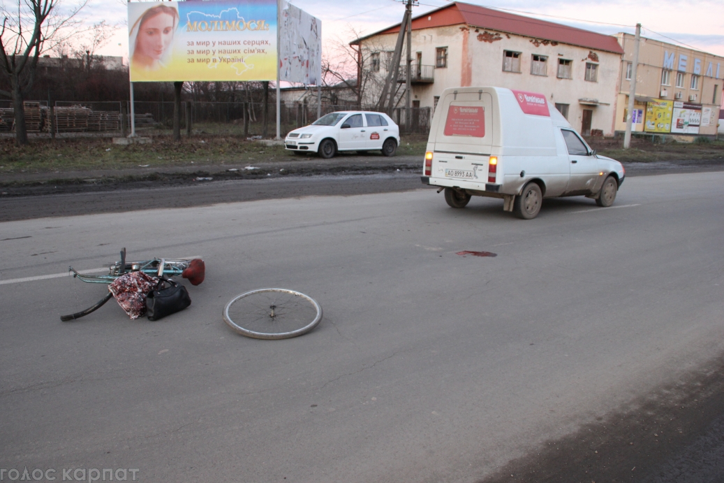 ДТП на улице Коммунальной - летняя женщина ехала на велосипеде, когда ее сбила автомашина марки 