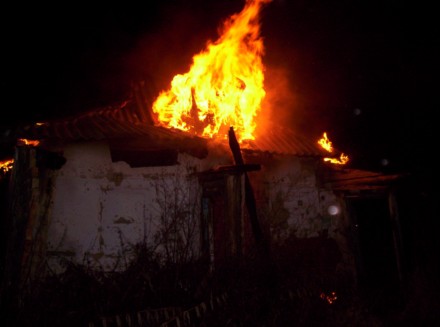 На Виноградовщине пожаром в летней кухне уничтожена крыша и домашние вещи.