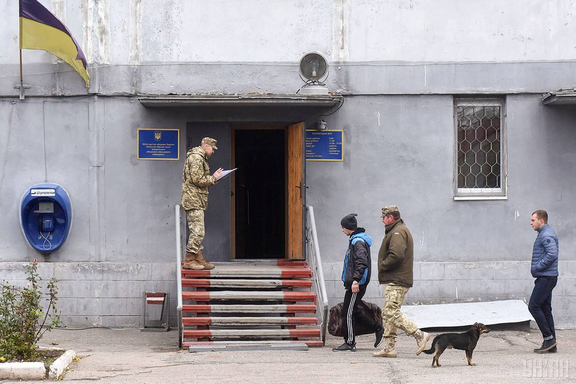 Ігнорування повісток в період воєнного стану в Україні тягне за собою адміністративну та кримінальну відповідальність.