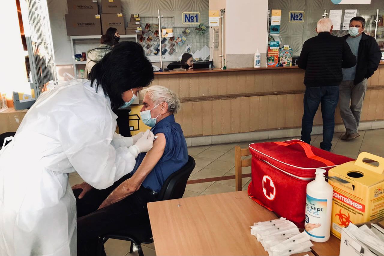 В Закарпатье запущены пункты временной вакцинации в филиалах Укрпочты.