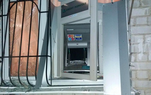 Двоє невідомих, погрожуючи зброєю, змусили охоронця пустити їх усередину, після чого пограбували банкомат і втекли.