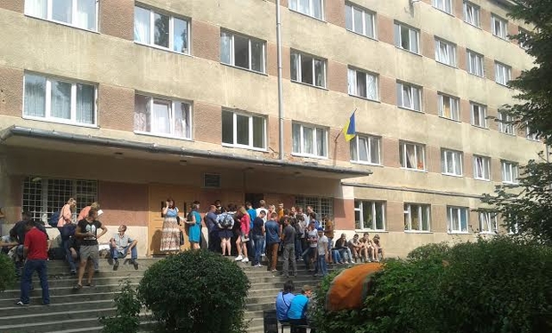 Під усіма гуртожитками Ужгородського національного університету величезний ажіотаж. Триває поселення студентів.

