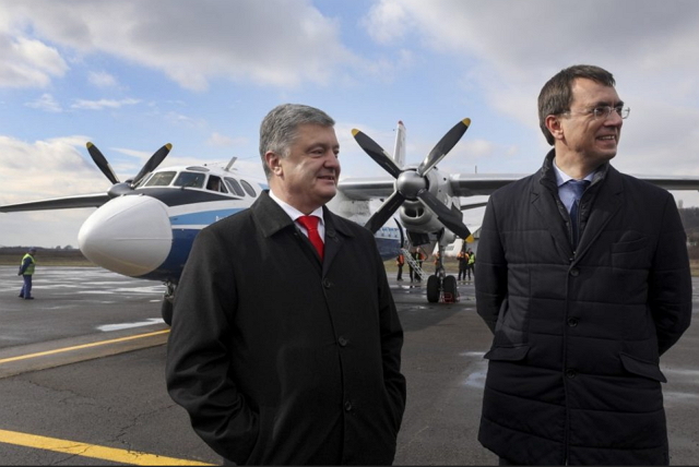 Президент Петро Порошенко під час робочої поїздки до Закарпатської області поспілкувався з колективом аеропорту міста Ужгород, який сьогодні прийняв перший рейсовий літак.
