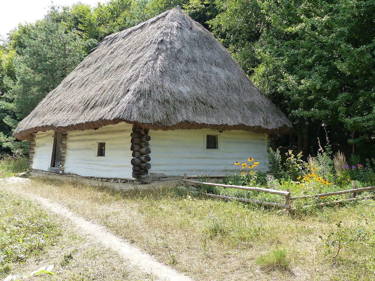 Это село в Перечинском известен туристам не только минералкой с естественной жили под названием «Сімерківська», но и уникальным архитектурным достоянием здешних лемков