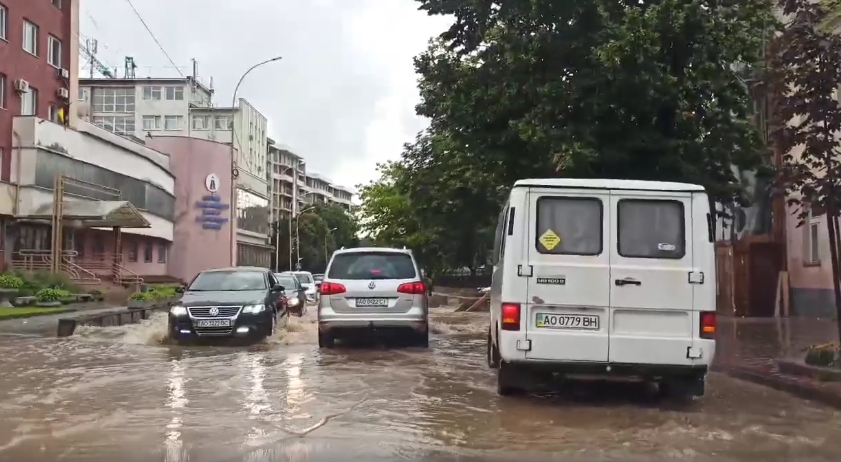 Ужгород опинився у водному полоні — Соцмережі (ВІДЕО)