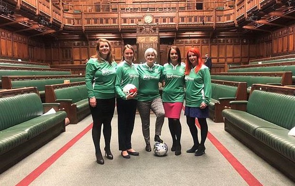 Жінки-депутати оприлюднили фото та відео, на яких знято, як вони у стінах парламенту відбивають м'яч.
