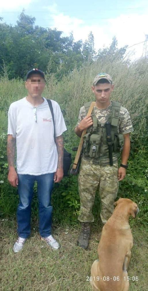На околиці населеного пункту Оклі.
