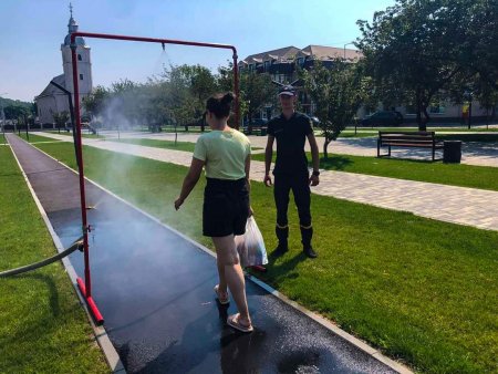 Краще пізно, ніж ніколи: закарпатські рятувальники встановлюють водяні рамки-розпилювачі (ФОТО) 