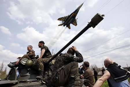 РФ продовжує постачати зброю на окуповану територію України. Також відбувається заміна особового складу російсько-терористичних військ.