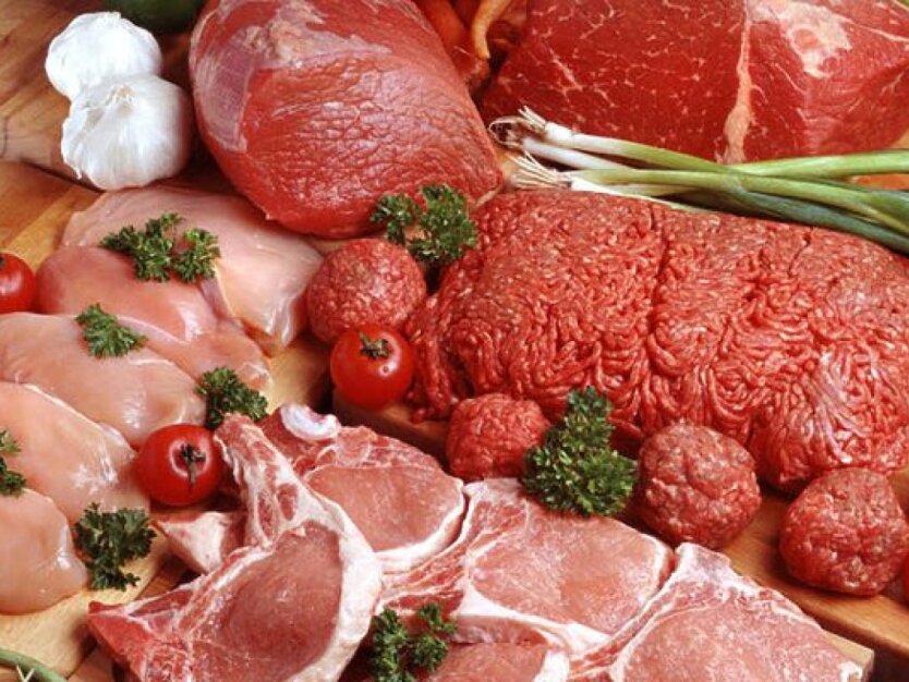В Україні не поспішають знижуватися ціни на свинину, курятину та сало на полицях супермаркетів у травні.