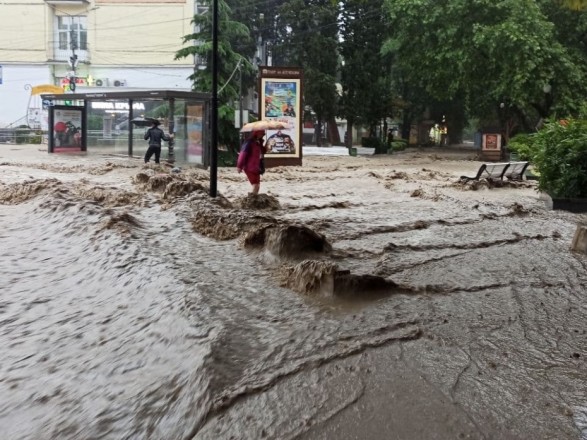 В результате наводнения, образовав в оккупированной Российской Федерации Ялте из-за проливных дождей, погиб один человек.