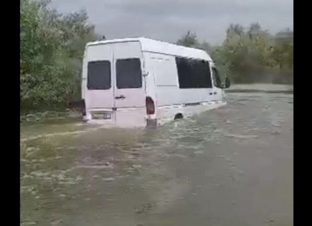 “Шумахер” із Західної України втопив автомобіль у "великій воді" (+ВІДЕО)