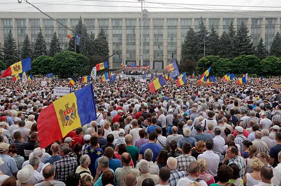 Більше десяти тисяч людей зібралися в центрі Кишинева, вимагаючи відставки президента Молдови Ніколає Тімофті і проведення дострокових виборів глави держави.