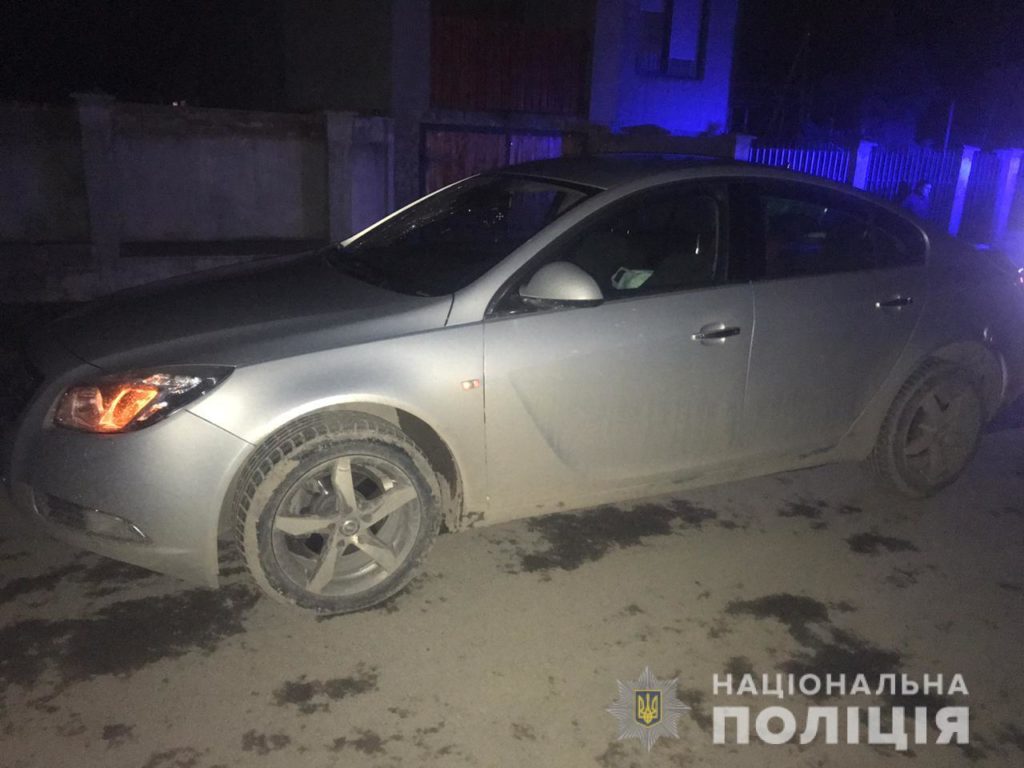 Вчера, 28 декабря, в 22:00 в полицию поступило сообщение о ДТП на улице Шевченко в селе Чернотиев Вынохрадовского района.