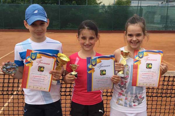 Снова порадовали удачными выступлениями юные тячевские теннисисты. На этот раз – на турнире Федерации тенниса Украины 2-й категории, который состоялся в г.Виноградове 6-7 мая.
