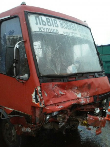 В Жовковском районе на Львовщине в результате столкновения автобуса и легковушки погибли двое людей, еще восемь получили травмы. 