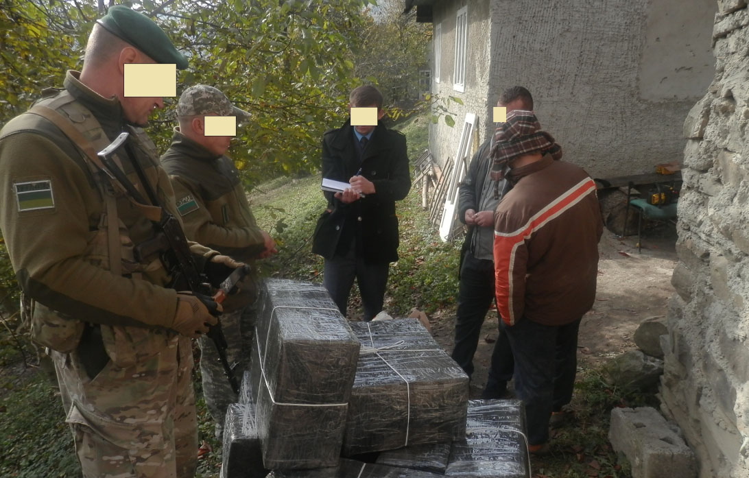 Общей межведомственной группой пограничников Мукачевского отряда и представителей Национальной полиции в поселке Деловое Раховского района было обнаружено 8 пакетов табачных изделий без акцизных марок.