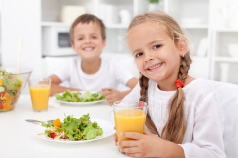 С января в дошкольных учреждениях Украины введены новые стандарты питания. Сейчас меню для детей адаптировано к сезонным овощам и фруктам, бобовым.