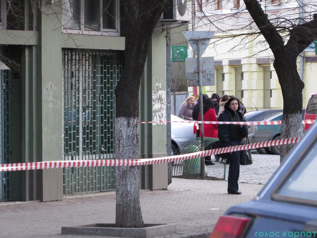 Из-за сообщения о якобы заминировании здания Сбербанка частично перекрыли ул. Ярослава Мудрого возле горотдела милиции. Также частично заблокировано движение по улице Мира.