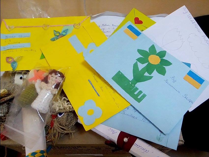 Школярі з Берегова подарували воїнам АТО власноруч зроблені подарунки та обереги, малеча також написала листи воїнам. 
