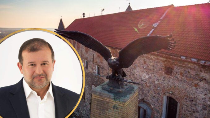 Нардеп Віктор Багола висловився щодо демонтажу орла-турула з Мукачівського замку.