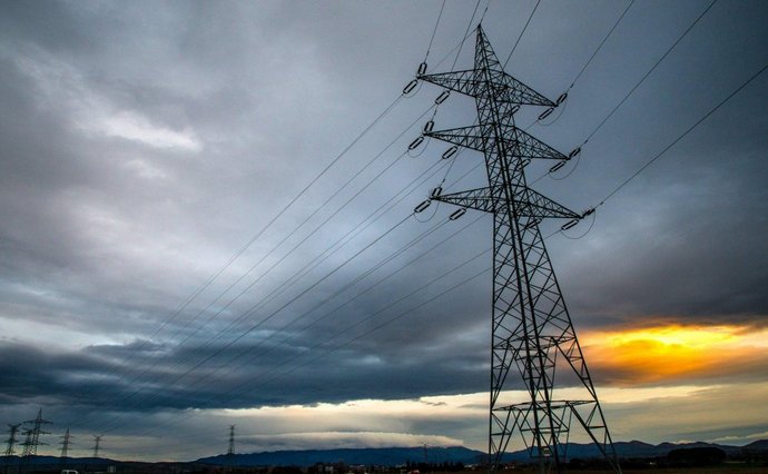 Після ракетної атаки 16 грудня станом на 11:00 ситуація в енергосистемі України досі складна через значний дефіцит електроенергії, повідомляє Укренерго.