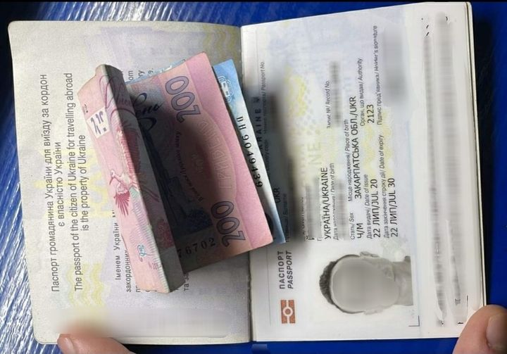 Незаконному виїзду за кордон неповнолітнього громадянина України без згоди одного з батьків  запобігли учора прикордонники Чопського загону.