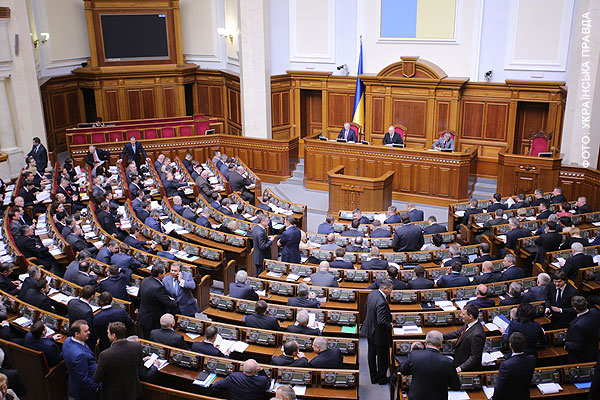 Два президентські законопроекти стосовно Донбасу, зареєстровані в парламенті вчора, розглянуть на пленарному засіданні Верховної Ради в четвер.


