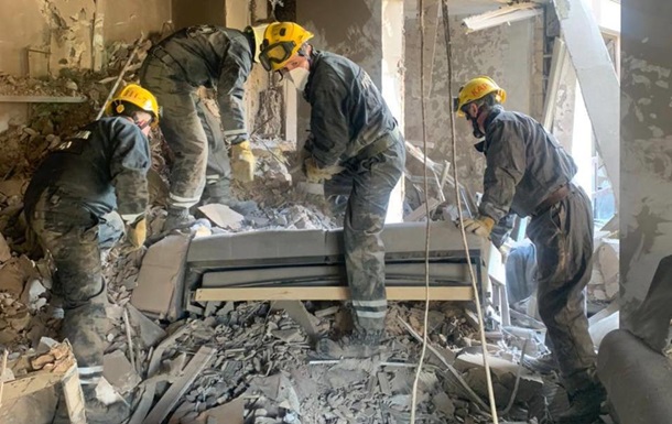 Рятувальники продовжують обстеження та розбір завалів багатоповерхового житлового будинку у Шевченківському районі.