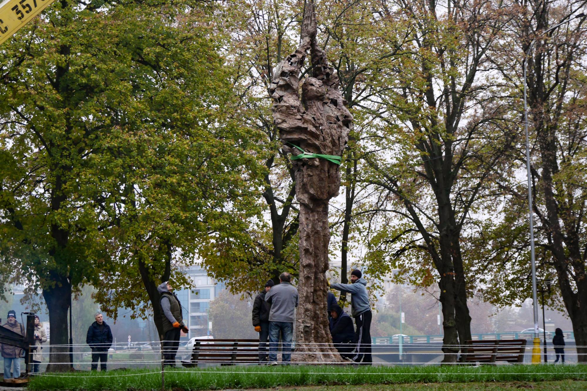 Монумент «Свіча пам’яті» на вшанування жертв голодоморів уже встановлюють в Ужгороді на набережній Незалежності.

