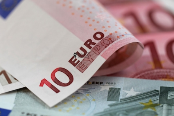Євро на міжбанківському валютному ринку подорожчав на 1 гривню 30 копійок, долар зріс на 12 копійок.
