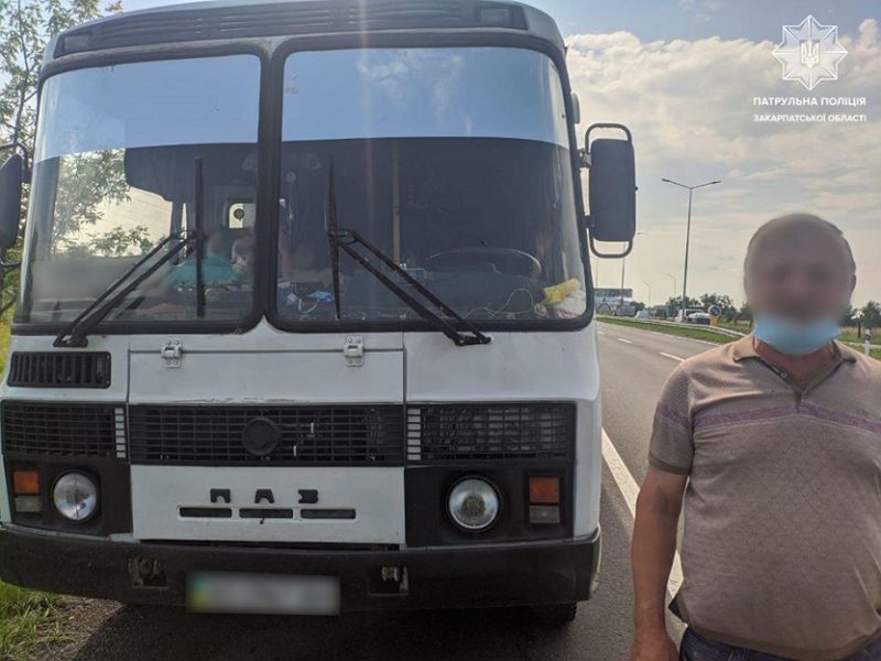 Осуществляя отработки в рамках месячника безопасности дорожного движения, инспекторы патрульной полиции Закарпатья остановили автобус на междугороднем маршруте.