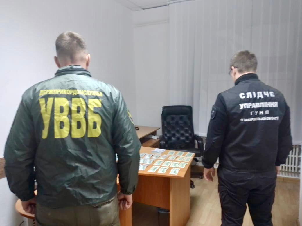 Співробітники слідчого управління ГУНП в Закарпатській області повідомили мешканцеві Дніпра про підозру у наданні неправомірної вигоди військовослужбовцю ДПСУ.
