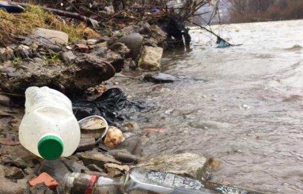 Министерство экологии и природных ресурсов Украины решило возродить традицию и призвало украинцев отправиться на «Великую уборку» берегов рек.