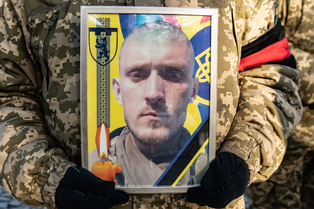 Ужгород сьогодні провів в останню дорогу ще одного захисника України – Капальчика Дениса Анатолійовича.