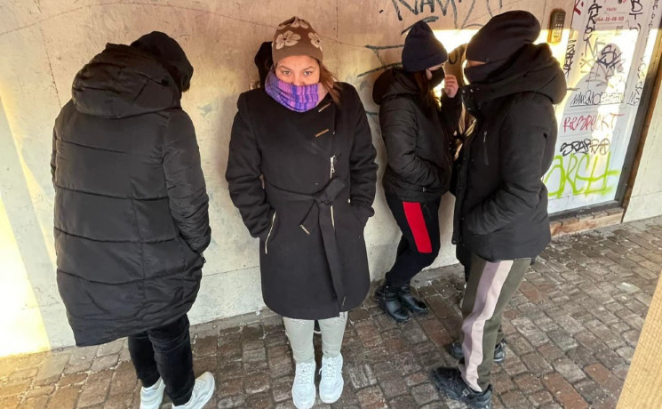 Поліцейські карного розшуку Києва затримали мешканку Закарпаття, котра вкрала мобільний телефон із кишені неповнолітньої дівчинки. 