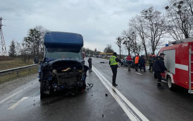 На Львівщині через смертельну ДТП ускладнений рух транспорту.