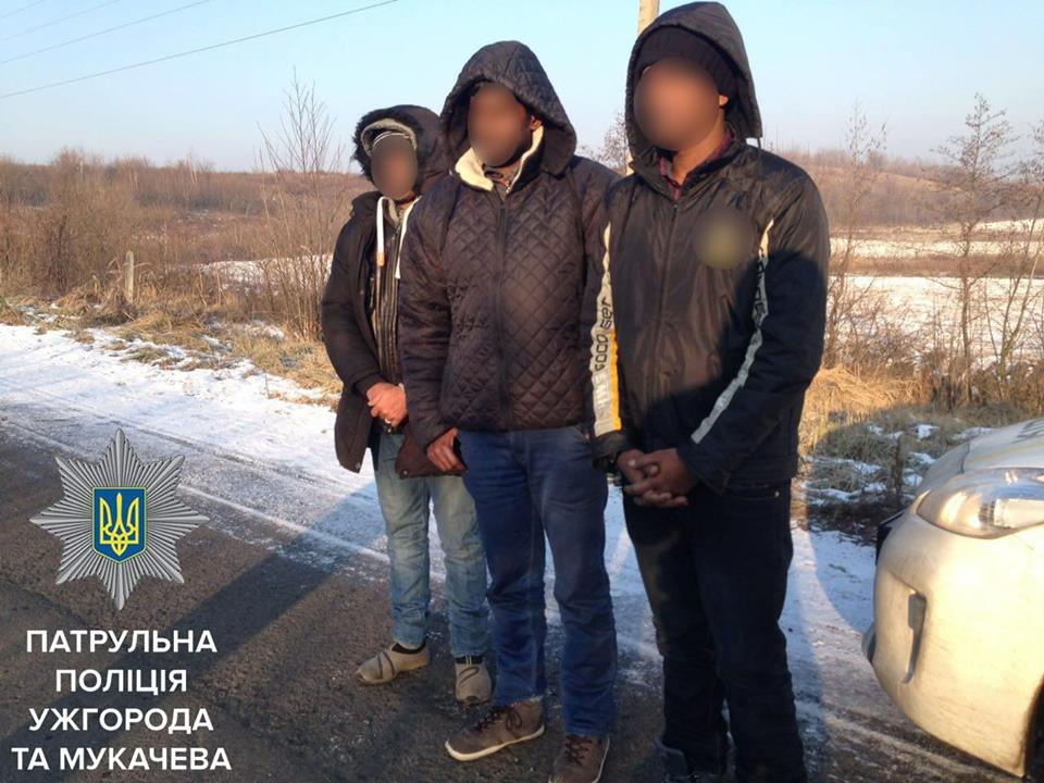 На этот раз происшествие случилось вчера около 15:00, когда ужгородский экипаж заметил подозрительную машину с двумя мужчинами.