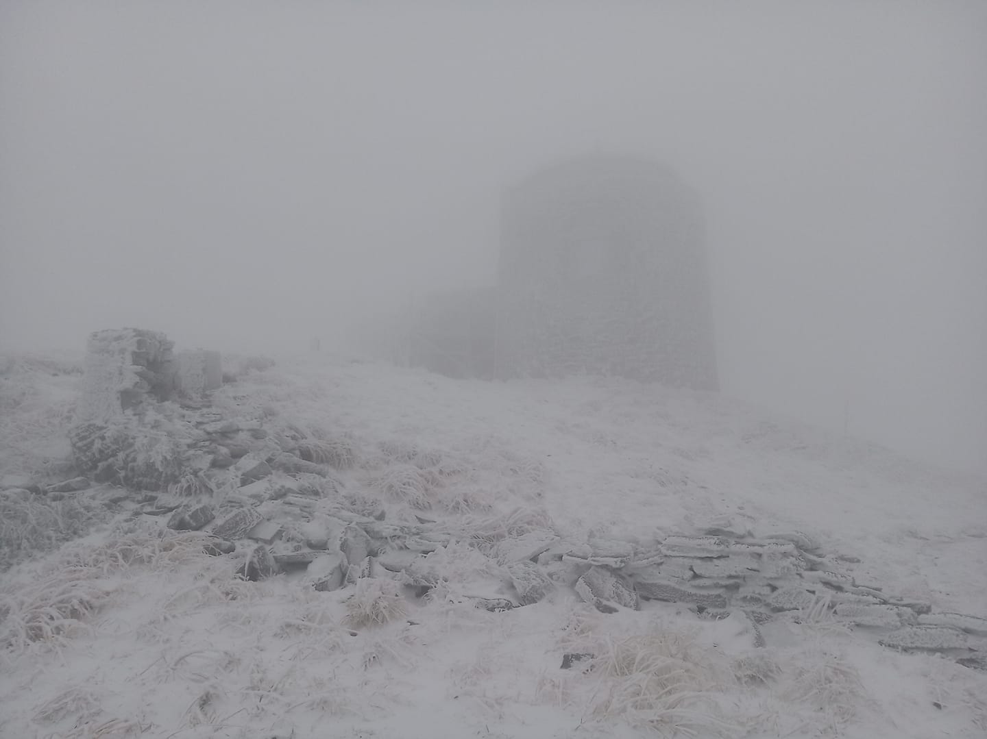 Сегодня утром, 15 октября, на горе Пип Иван Черногорский лежал снег. 