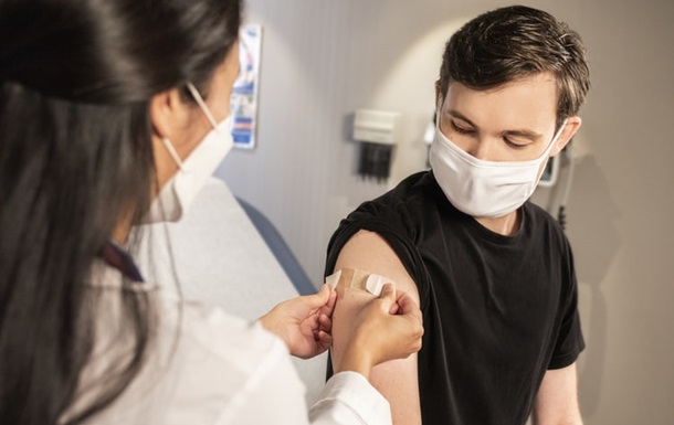 Європейські країни не стануть чекати офіційних рекомендацій щодо бустерної дози вакцини від коронавірусу.
