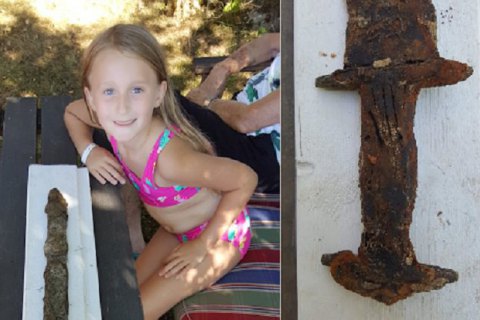 Восьмирічна дівчинка на ім'я Сага Ванесек знайшла в озері Відостерн на півдні Швеції древній меч. Вік артефакту приблизно 1500 років.


