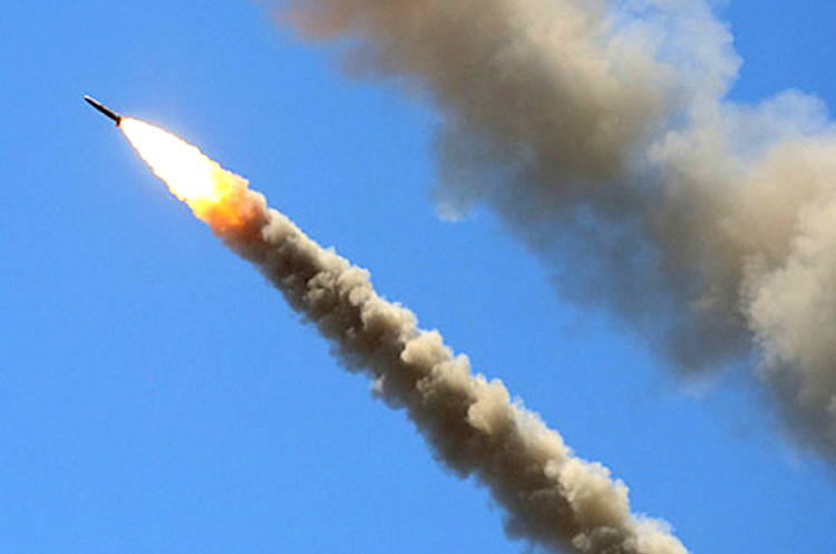 Вчора під час масових російських обстрілів по території України чотири ракети влучило у відкритий розподільчий пристрій Бурштинської ТЕС.