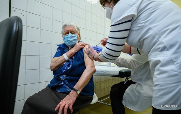 Російською вакциною роблять щеплення громадянам, старшим за 60 років, які не страждають на хронічні захворювання.
