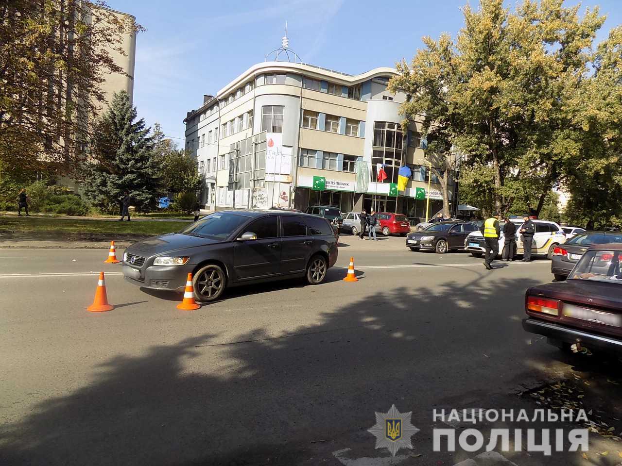 Постраждалий переходив вулицю Грушевського у невстановленому місці.