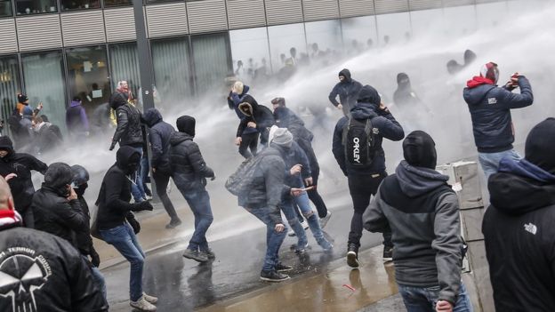 Тисячі демонстрантів вийшли на вулиці Брюсселя, аби висловити незгоду з міграційним пактом ООН, який Бельгія підписала минулого тижня.