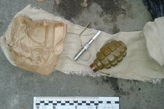 Працівники кримінальної поліції Мукачівського відділу поліції у 36-річного вже судимого мешканця вилучили предмет схожий на бойову гранату Ф-1 із запалом до неї. Вилучене скероване на експертизу. 