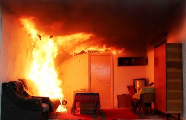 Три бригады пожарных ликвидировали возгорание в здании общежития.